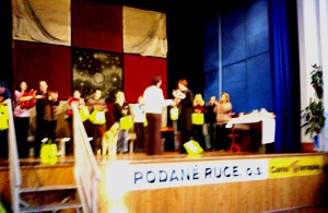 18.12.2011-podekovani-canisterapeutum--kytice-za-praci-ve-zkus.-komisi.jpg