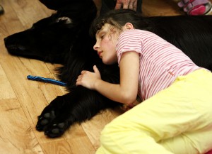 Canisterapie se slepou dívkou. Animal therapy with blind girl